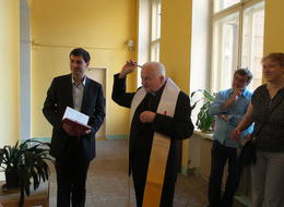 Mons. Karel Herbst žehná nové prostory Farní charity Příbram