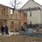 Charita se ujala zchátralého objektu v Třeboradicích. Staví nové sociální byty Charita se ujala zchátralého objektu v Třeboradicích. Staví nové sociální byty